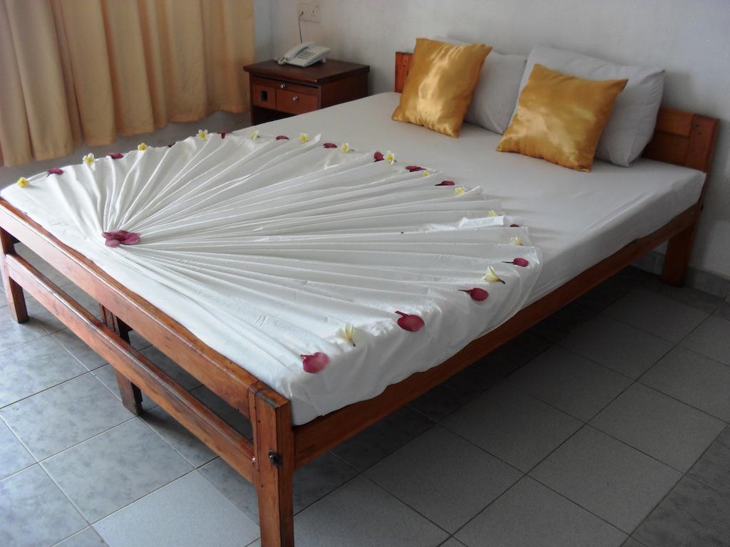 Miltons Beach Resort Unawatuna Room photo